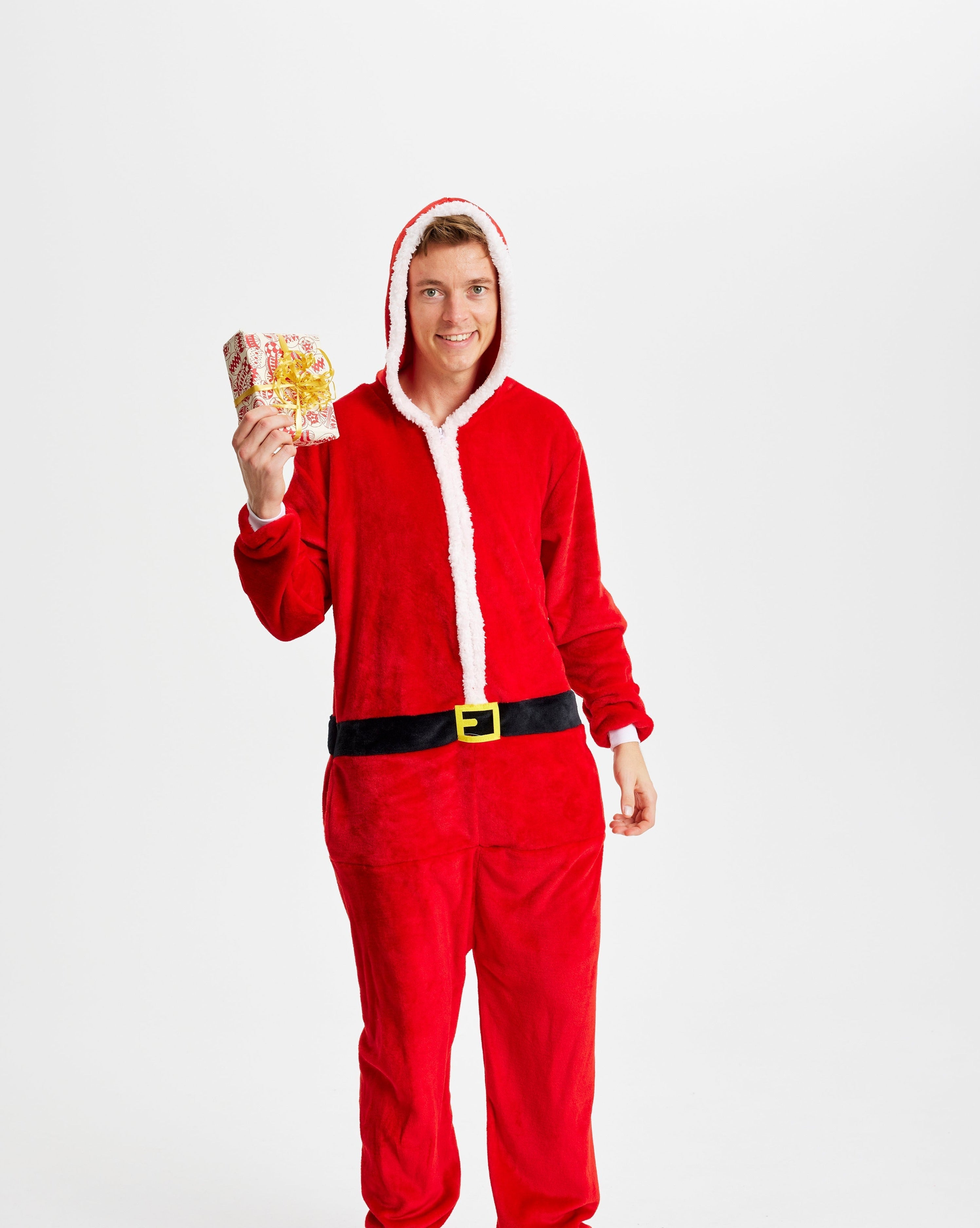 Ein lächelnder Mann in einem roten Weihnachtsmannkostüm.