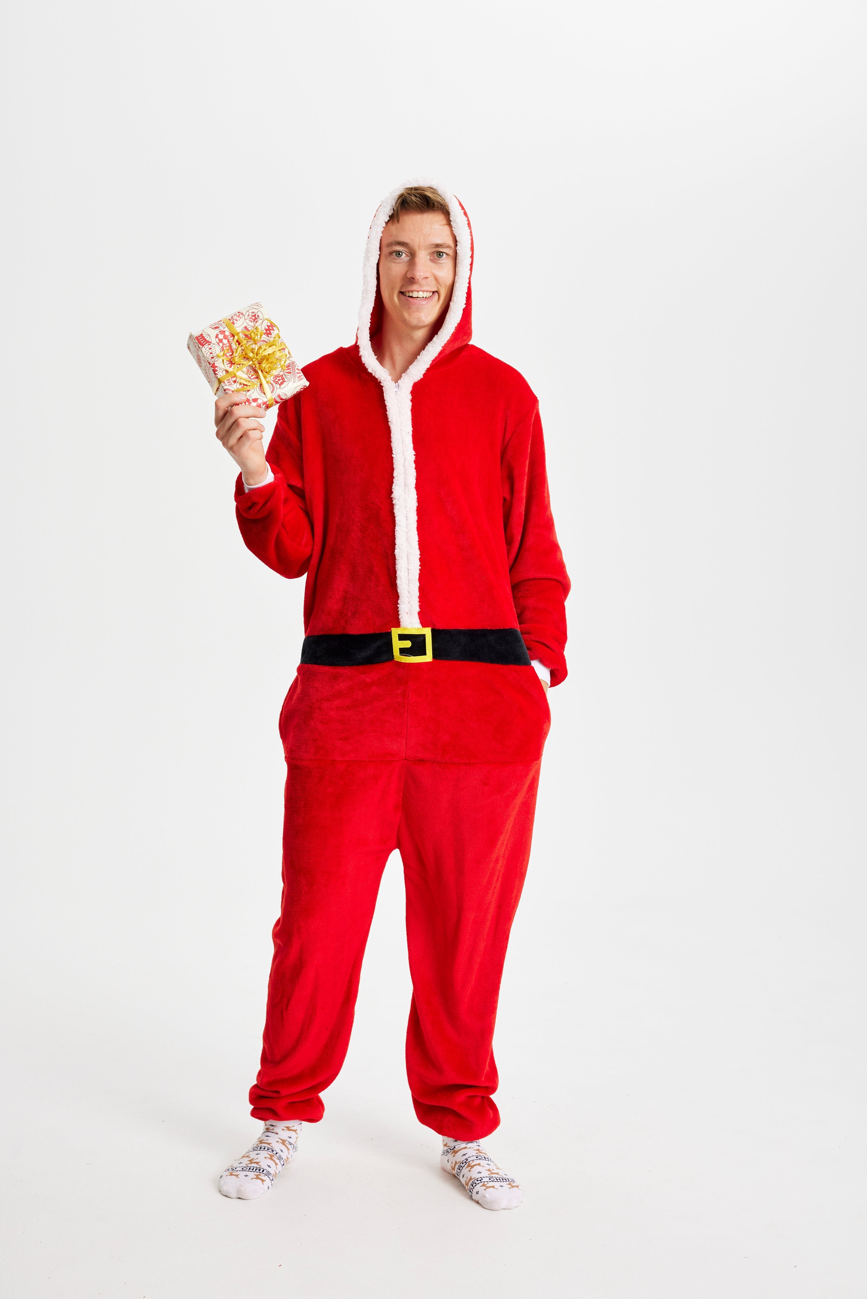 Ein Mann trägt ein rotes Weihnachtsmannkostüm.