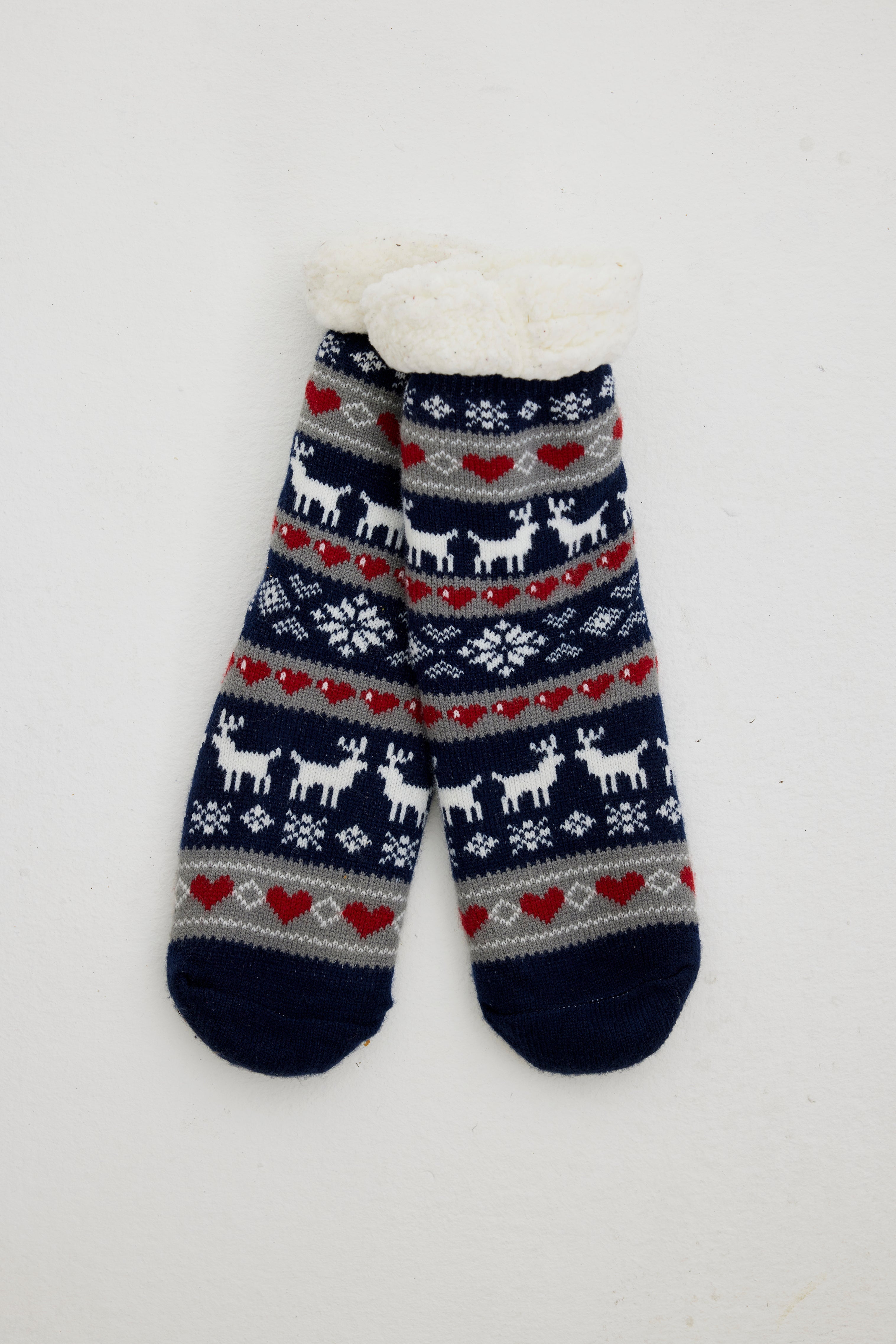 Ein Paar blaue und weiße Weihnachtssocken mit einem Weihnachtsmuster.